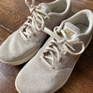 Women’s Nike Tennis Shows